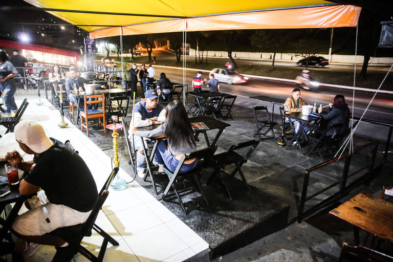 Bar com movimento fraco na noite de quinta-feira (6), na avenida Luís Dumont Villares, na Vila Guilherme (zona norte da capital), quando foi liberada a reabertura até as 22h na cidade; meses estavam com distanciamento