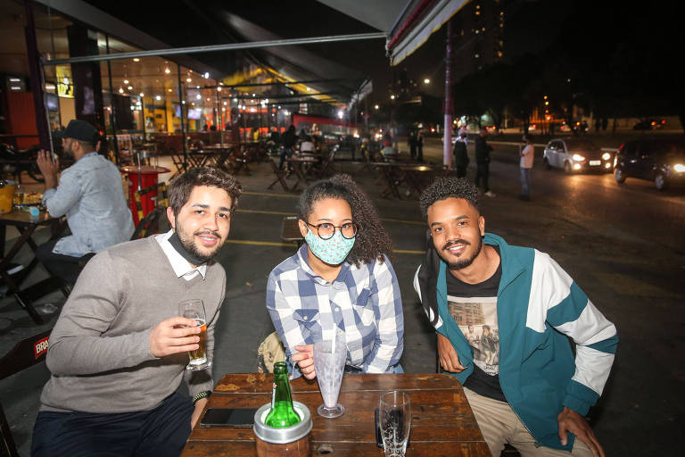 Bar com movimento fraco na noite de quinta-feira (6), na avenida Luís Dumont Villares, na Vila Guilherme (zona norte da capital), quando foi liberada a reabertura até as 22h na cidade; meses estavam com distanciamento; os amigos Thomas farias, Ariana Souza e Alex Gonçalves
aproveitaram a reabertura