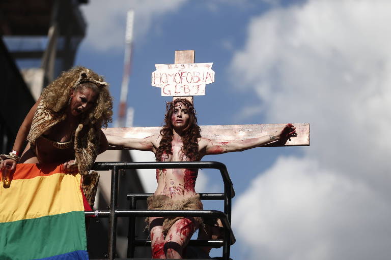 Atriz Viviany Beleboni encena crucificação de Jesus Cristo na 19ª Parada do Orgulho LGBT de São Paulo, em 2015
