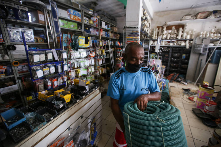 Lauro Barbosa, 53, procura materiais para sua reforma no bairro de Plataforma no subúrbio de Salvador.