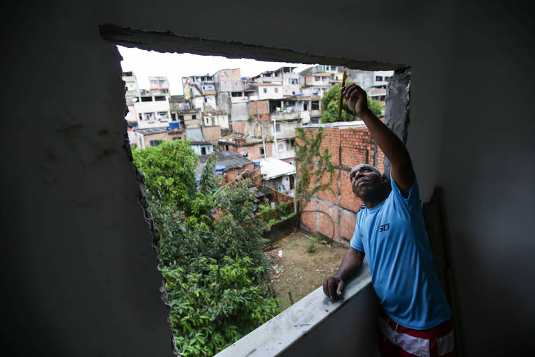 Lauro Barbosa, 53, durante trabalho na obra de sua residência.
