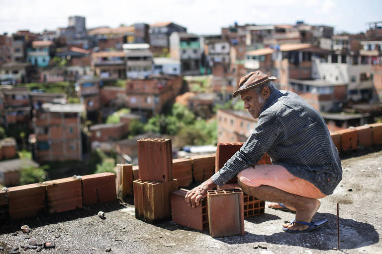 Antonio João dos Santos, 64, durante trabalho na obra de sua residência.