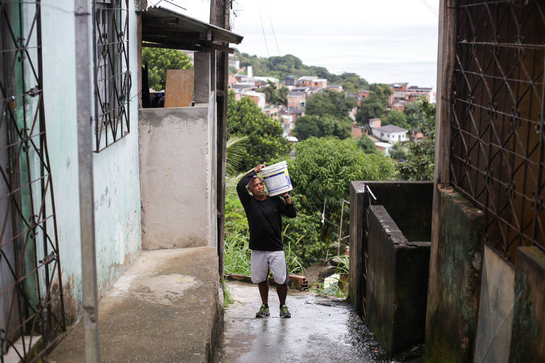 Marcos Mendes, 52, carrega material de contrução para iniciar obra na sua residência.