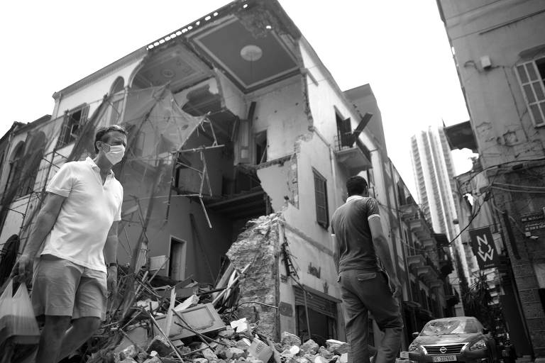 Prédio destruído em Beirute três dias após a explosão no porto da cidade