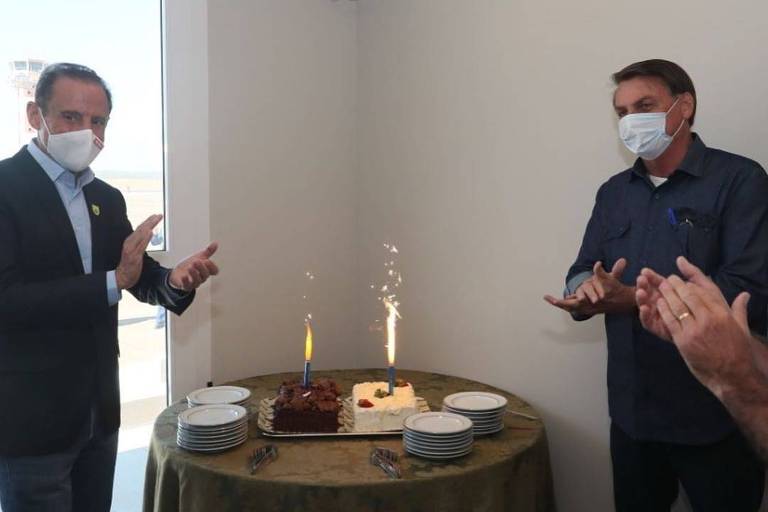 Paulo Skaf comemora aniversário com Bolsonaro e ganha bolo