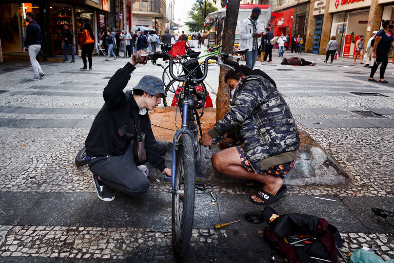 Mecânicos de bikes salvam entregadores nas ruas de São Paulo