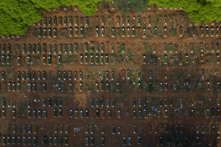 Vista aérea de túmulos nos quais foram sepultadas vítimas de Covid-19 no cemitério da Vila Formosa, na zona leste de Sao Paulo