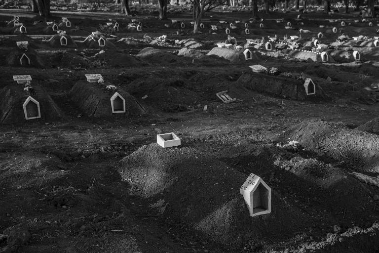 Túmulos no cemitério Vila Formosa, das quadras onde foram sepultados a maior parte das vitimas do Covid-19.