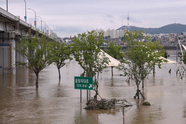 Inundações e deslizamentos de terra na Coreia do Sul matam ao menos 26