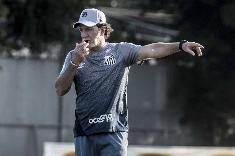 O técnico Cuca comanda seu primeiro treino após seu retorno ao Santos
