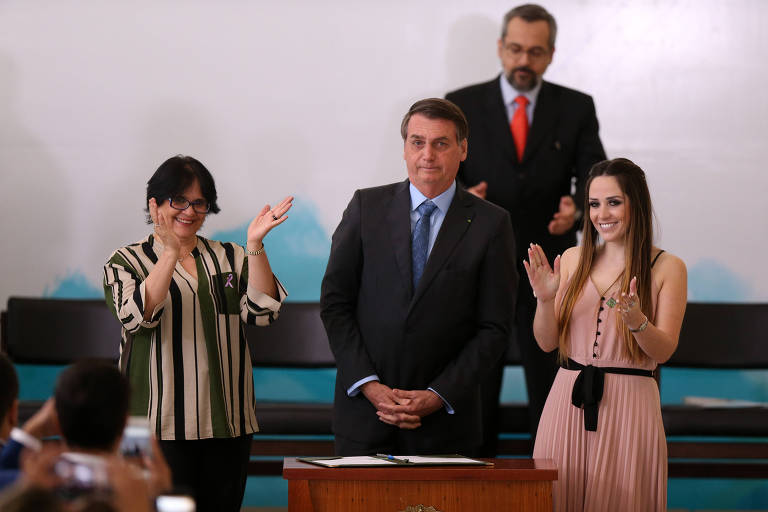 A secretária da Juventude, Jayana Nicaretta da Silva (dir.), com Damares Alves e o presidente Bolsonaro
