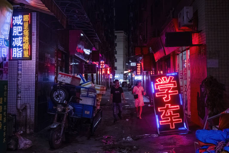 Restaurante aberto em rua pouco movimentada na região de Louxi