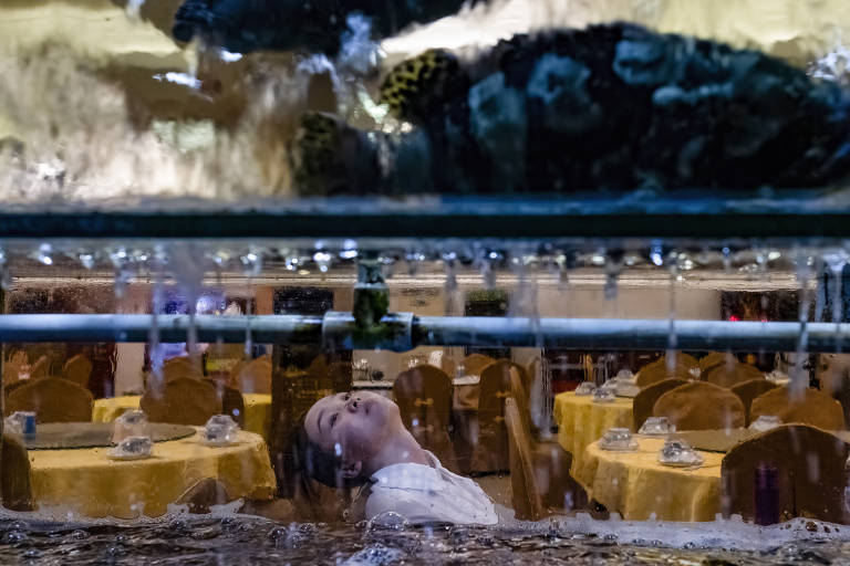 Restaurante com aquário no mercado de peixes da cidade