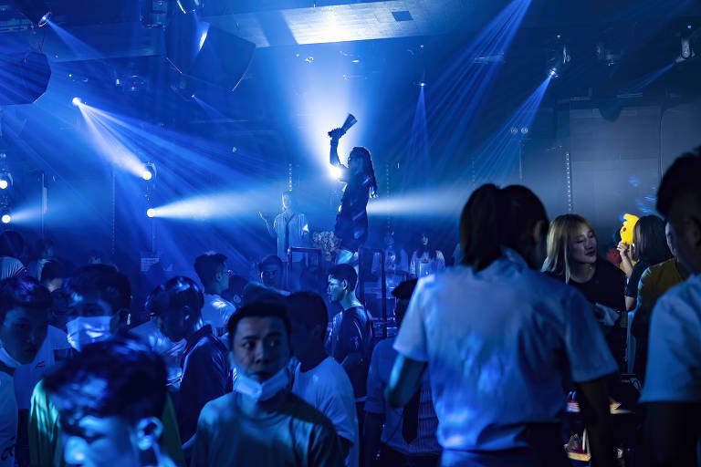 Boate reaberta na periferia de Cantão, na região de Baiyun*