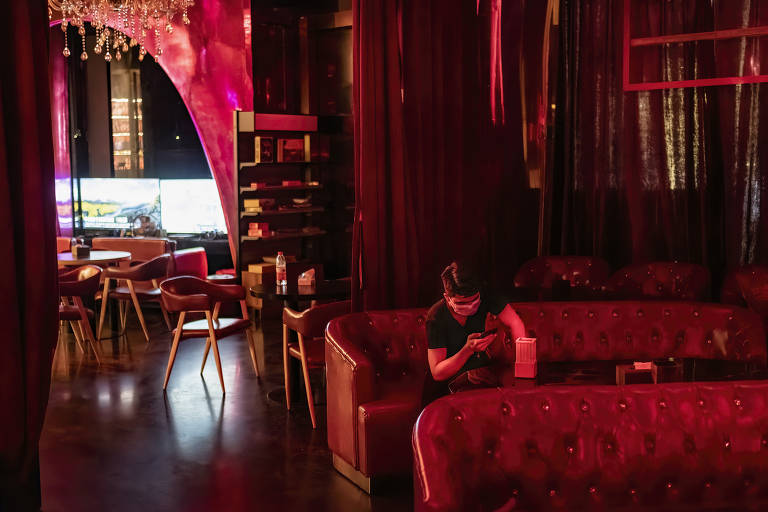 Boate reaberta na periferia de Cantão, na região de Baiyun