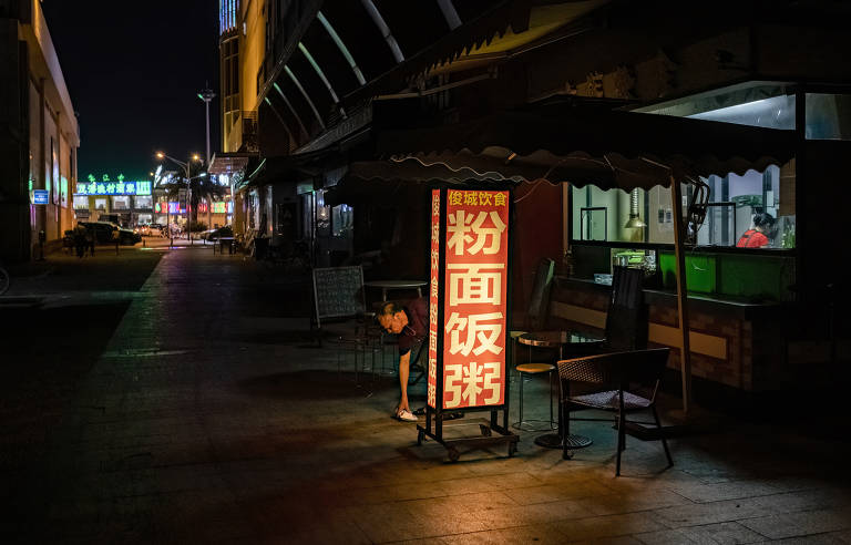 Restaurante aberto em rua pouco movimentada na região de Louxi