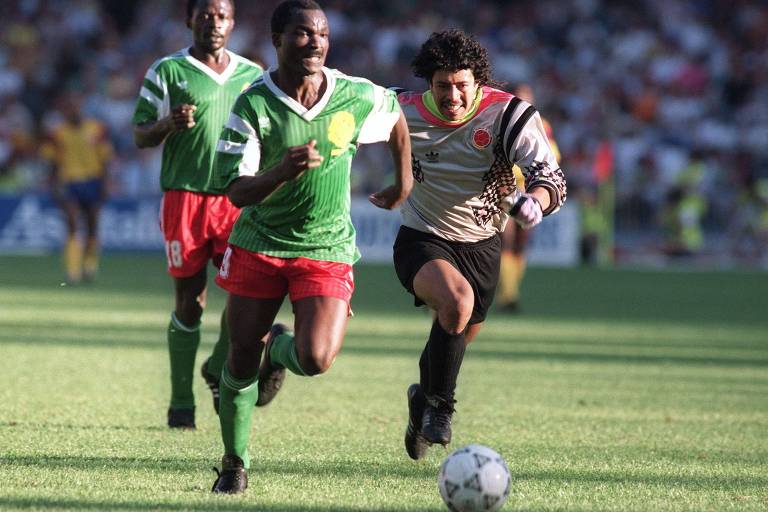 Roger Milla passa por René Higuita para marcar na Copa do Mundo de 1990, na Itália