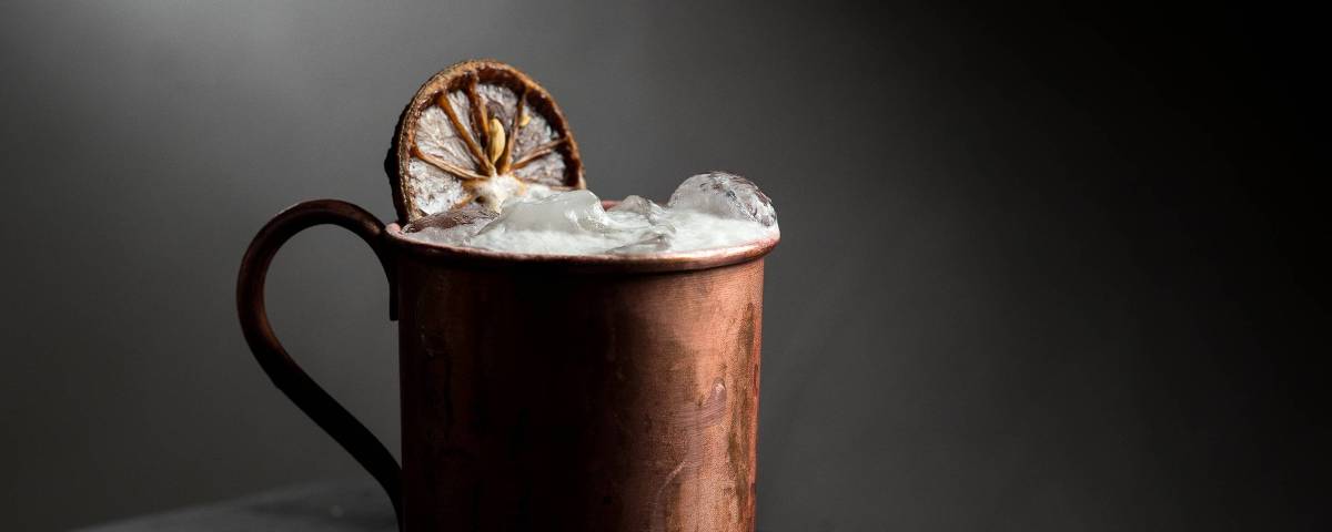 Moscow mule servido no Olívio Bar, na Vila Madalena *** ****