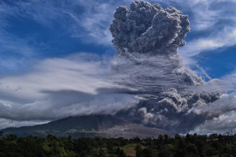 Erupção de vulcão lança nuvem de cinzas gigantesca no céu da Indonésia