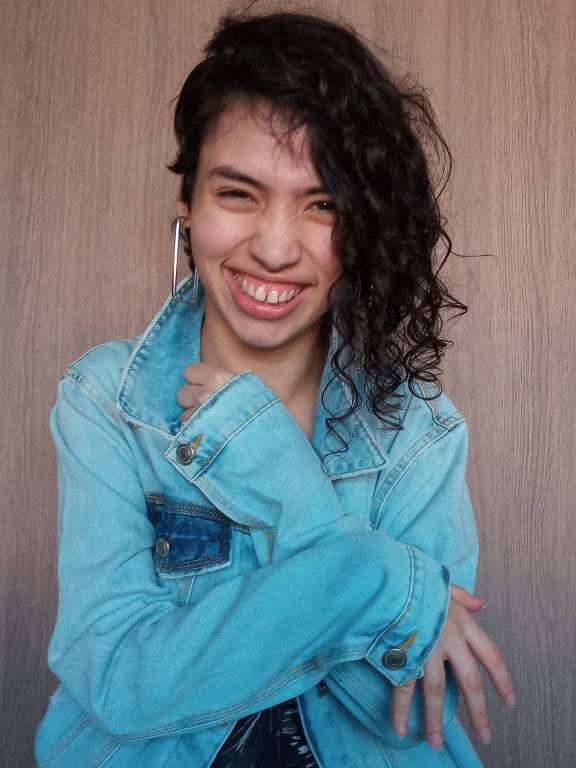 A universitária Clara Marinho, 21, virou fenômeno do TikTok com seus vídeos sobre portadores de deficiências