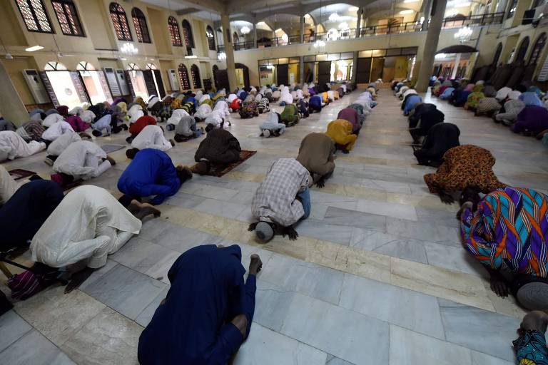 Muçulmanos rezam em mesquita em Lagos, na Nigéria