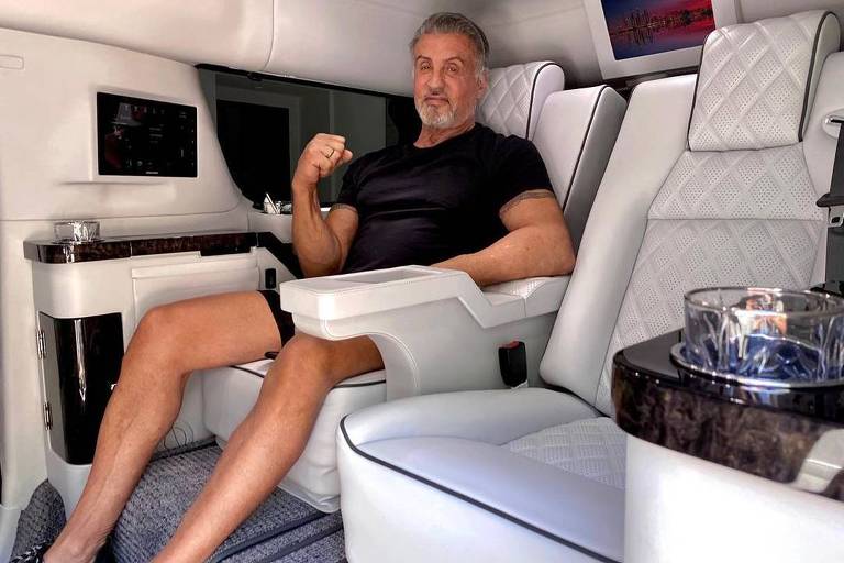 Sylvester Stallone em seu Cadillac limusine, colocado a venda por R$ 1,9 mi