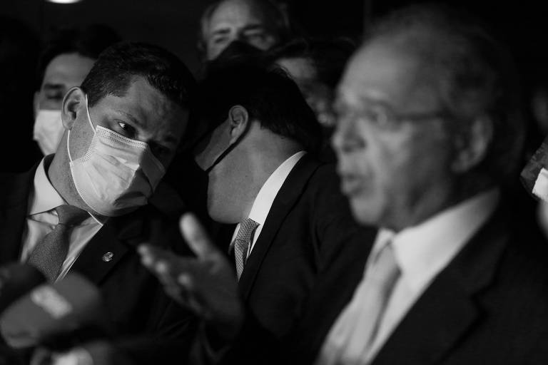 Os presidentes da Câmara e do Senado, Rodrigo Maia (DEM-RJ) e Davi Alcolumbre (DEM-AP), conversam durante coletiva de imprensa sobre a reforma tributária
