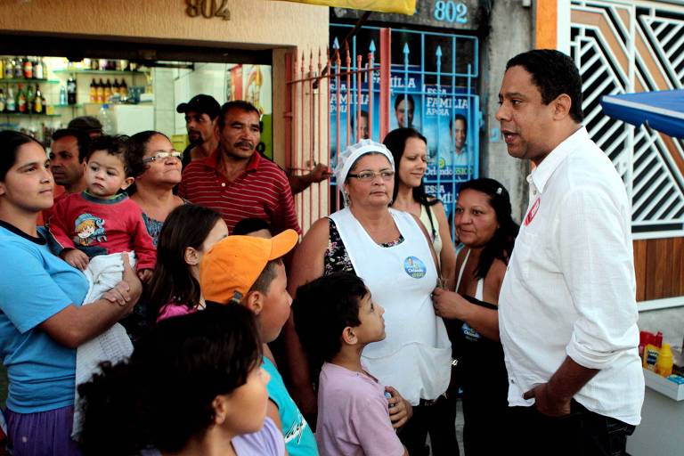 O ex-ministro Orlando Silva durante campanha como candidato a vereador, em 2012, com moradores da Cidade Dutra, zona sul de São Paulo