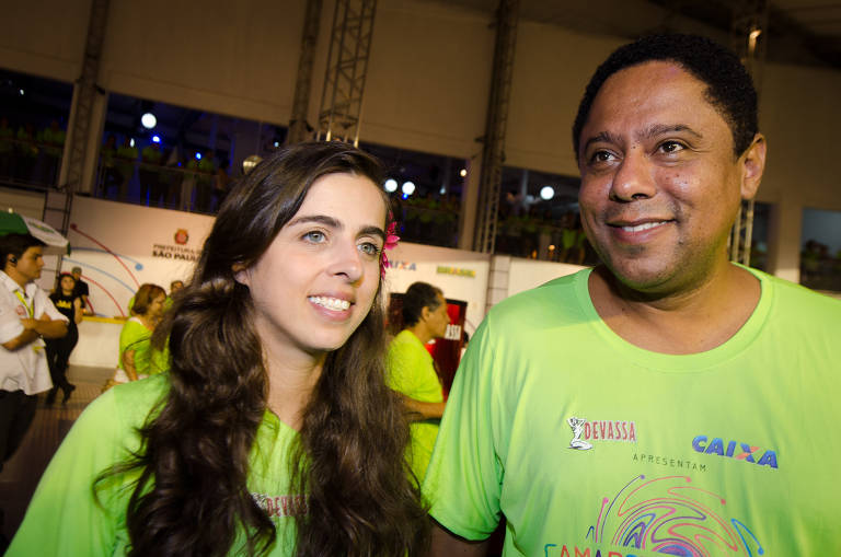 Orlando Silva com a ex-mulher, a atriz Ana Petta, no camarote da Prefeitura de São Paulo