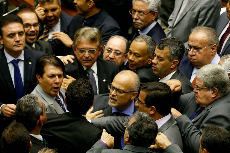 Discussão entre os deputados Roberto Freire (PPS-SP), Jandira Feghali (PCdoB-RJ) e Orlando Silva (PCdoB-SP) durante votação da MP 665, do ajuste fiscal do governo federal