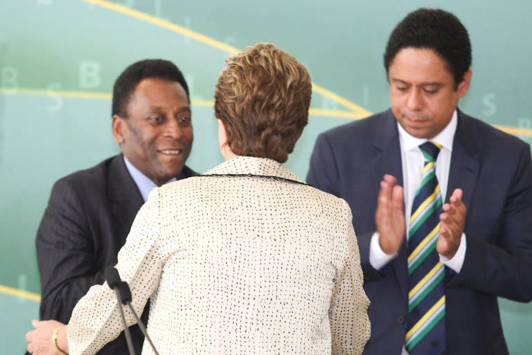 Pelé e Orlando Silva, ex-ministros do Esporte, cumprimentam Dilma Rousseff na cerimônia de posse do novo ministro da pasta, Aldo Rebelo
