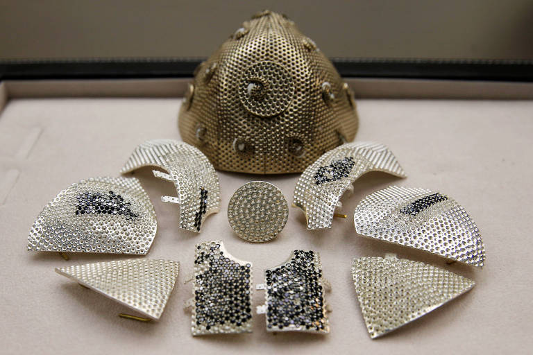 Máscara de ouro e diamantes feita sob encomenda em Israel 