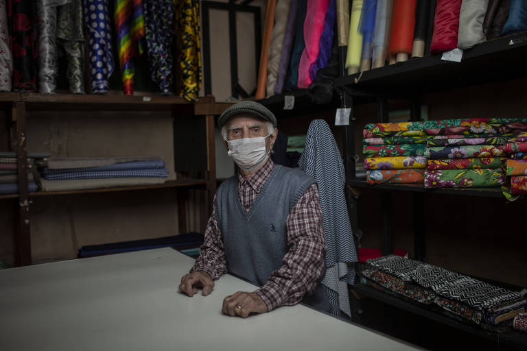 Youssef Aoun, de 91 anos, é dono de uma loja de tecidos no centro de Guarulhos (SP); uma mensagem da sua filha ajudou a alavancar as vendas