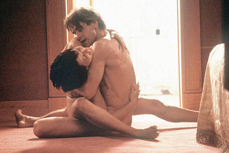 Juliette Binoche e Jeremy Irons se beijam nus e abraçados em cena de 'Perdas e Danos'