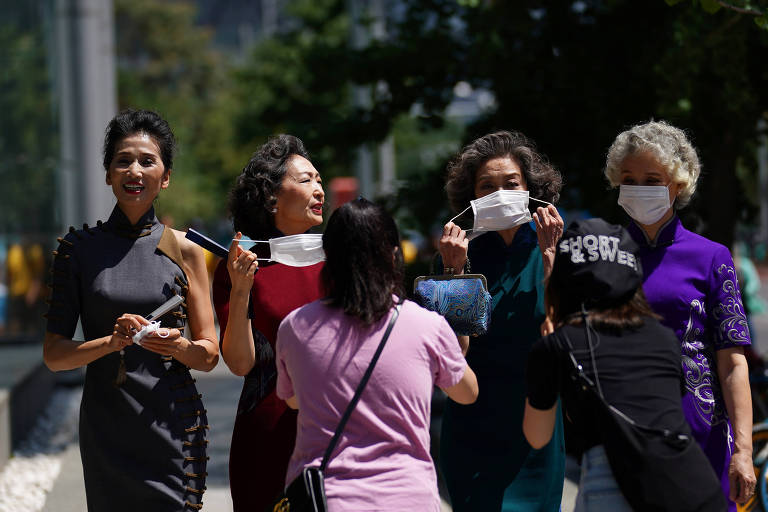 Avós modelos desfilam sem máscara nas ruas de Pequim para mostrar volta ao normal