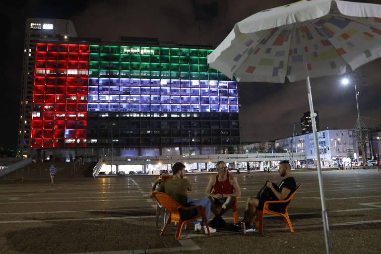 Bandeira dos Emirados é formada com iluminação na prefeitura de Tel Aviv, em Israel