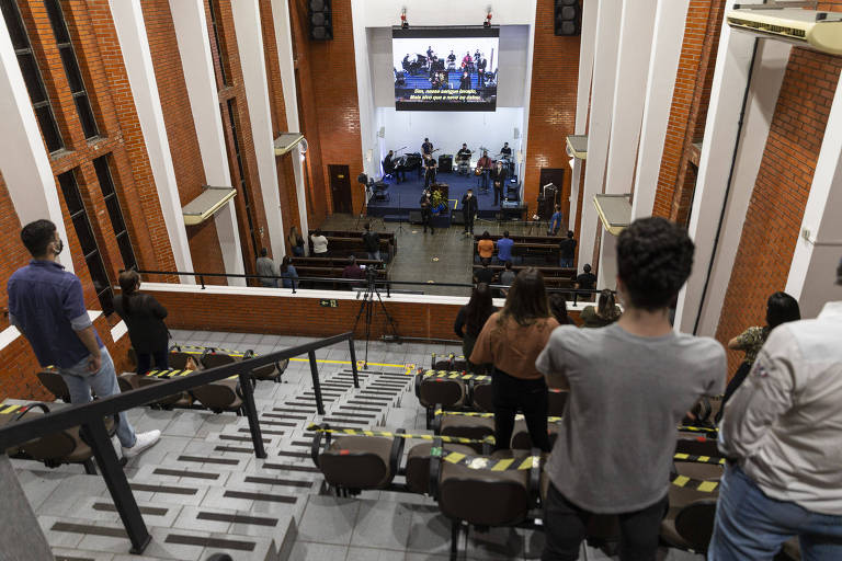 Distanciamento entre os fiéis durante culto