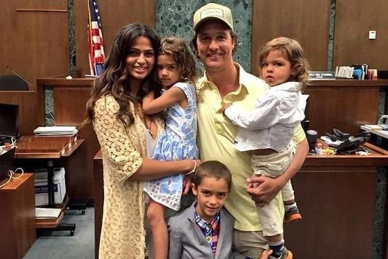 Matthew McConaughey, a mulher Camila Alves e os filhos
