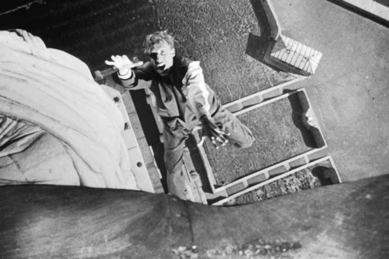 Norman Lloyd em cena do filme "Sabotador"