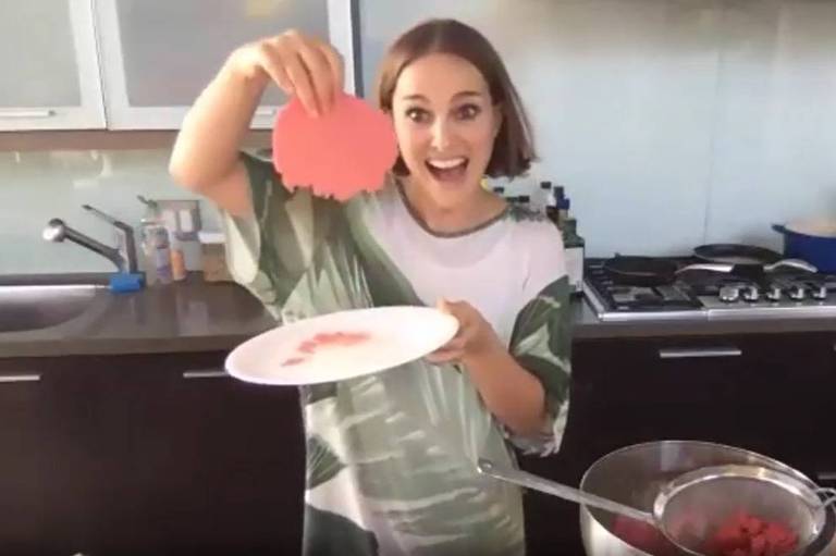Natalie Portman aprende a fazer tapioca com Bela Gil