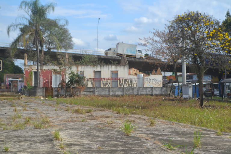 Aspecto geral do imóvel localizado às margens da linha férrea em Pindamonhangaba