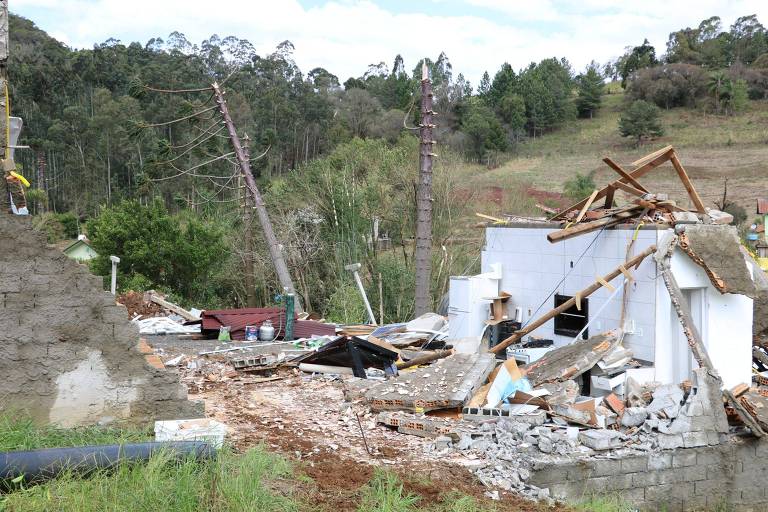 Casa destruída após ser atingida por tornado na cidade de Água Doce