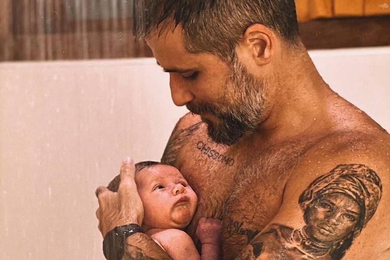 Bruno Gagliasso dá o primeiro banho de chuveiro no filho Zyan