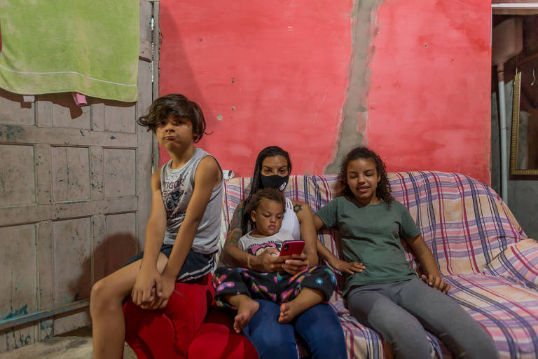 A vendedora, Rita de Cássia, 35 anos, tem 4 filhos: um está na creche e os outros três, em escola Estadual; há somente um celular para fazer as atividades da escola deles