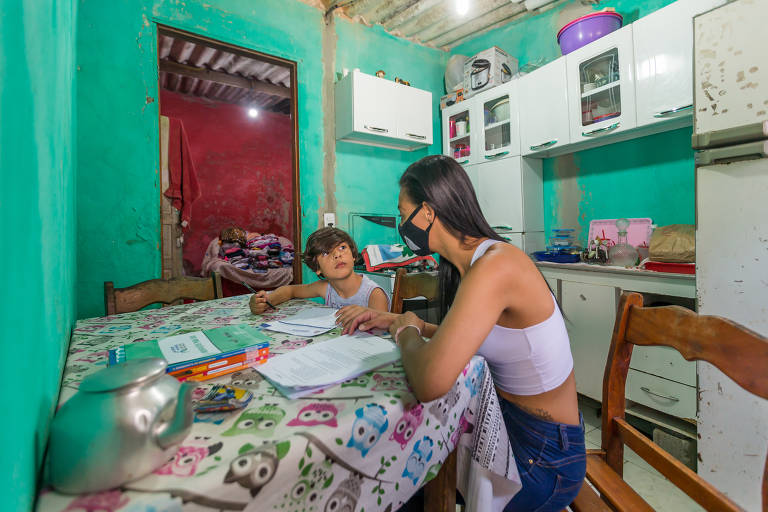 A vendedora, Rita de Cássia, 35 anos, tem 4 filhos: um está na creche e os outros três, em escola Estadual; há somente um celular para fazer as atividades da escola deles