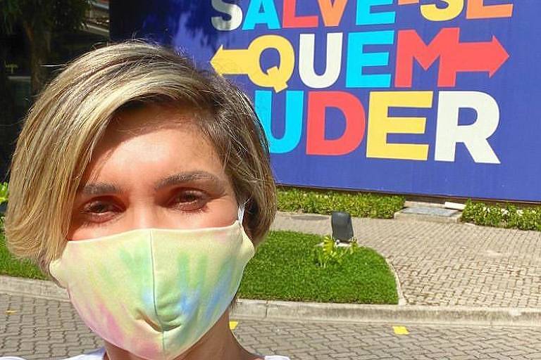 A atriz Flávia Alessandra compartilhou foto na qual retorna à gravação da novela "Salve-se quem Puder"