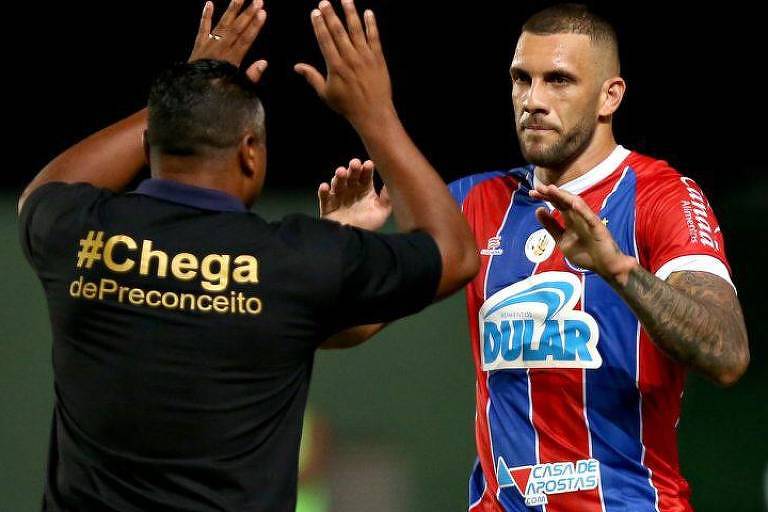 O técnico do Bahia, Roger Machado, veste camiseta contra o preconceito durante partida