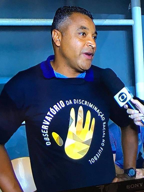 Roger Machado, técnico do Bahia, veste a camisa do Observatório de Discriminação Racial no Futebol