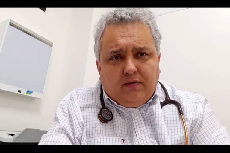 Médico com estetoscópio no pescoço fala em vídeo; é o médico Wagner Malheiros, no vídeo em que faz afirmações falsas