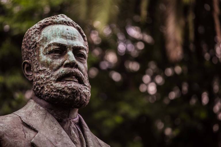 Busto do abolicionista Luiz Gama no largo do Arouche, região central de São Paulo